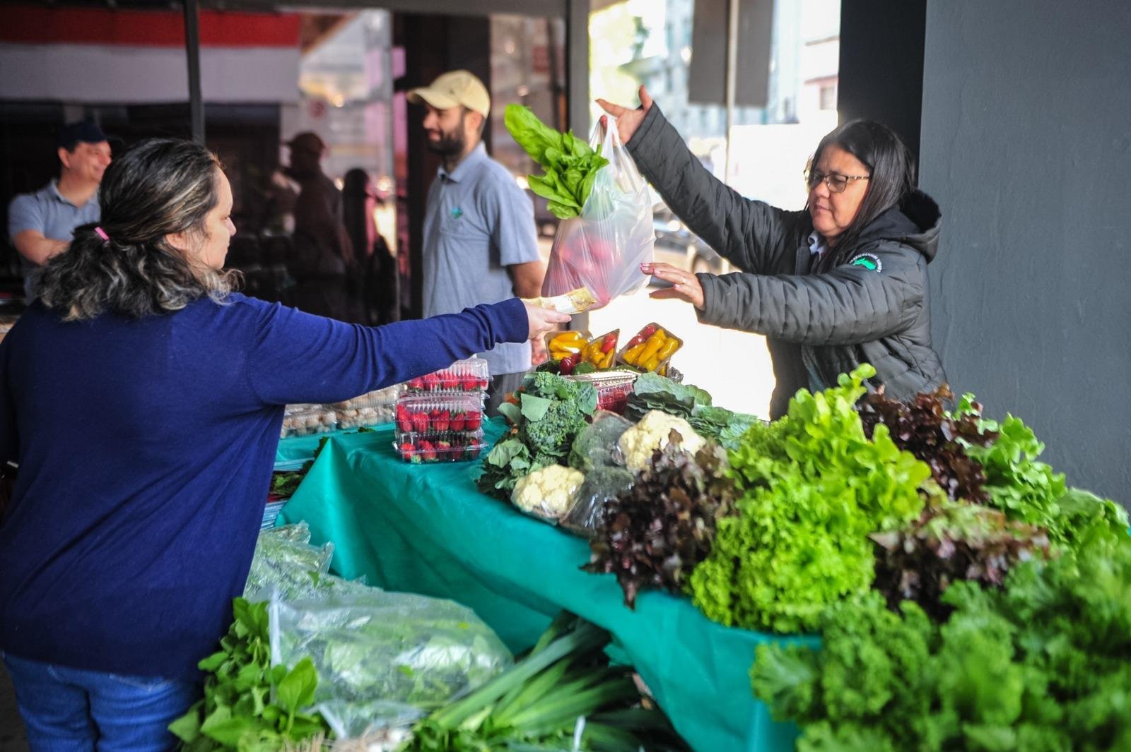 Frutas, hortali&ccedil;as, ovos, caf&eacute;, entre outros itens org&acirc;nicos, s&atilde;o comercializados no espa&ccedil;o