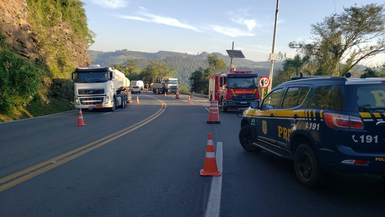 O caminh&atilde;o com carregamento de leite tombou na tarde desta quinta-feira na BR 386