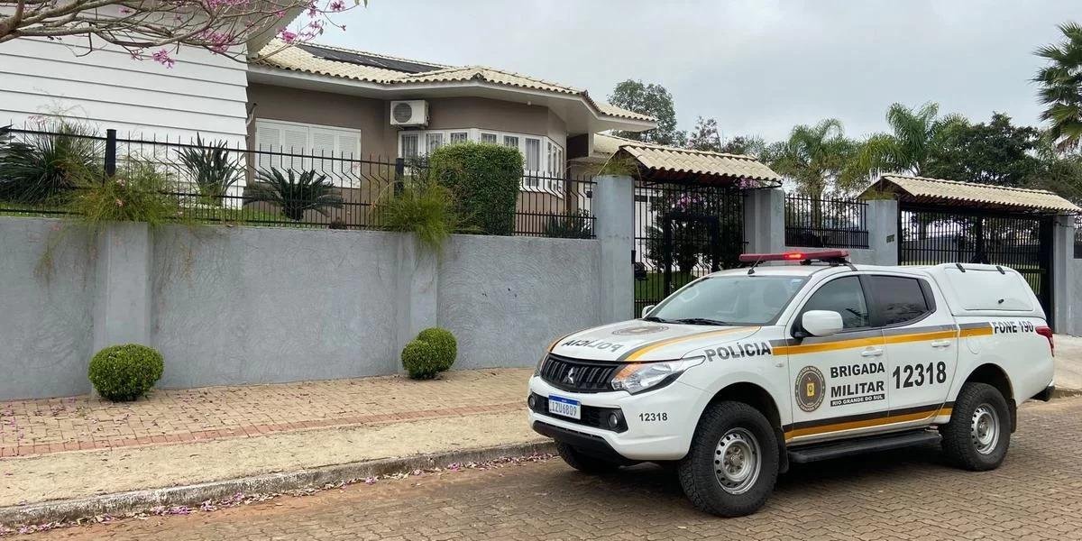 V&iacute;tima foi alvejada na frente de sua casa