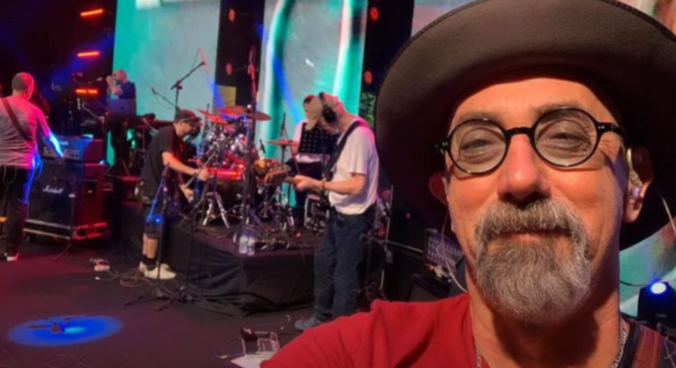Sonni entrou na banda no final dos anos 1980 para substituir o guitarrista Hal Lindes