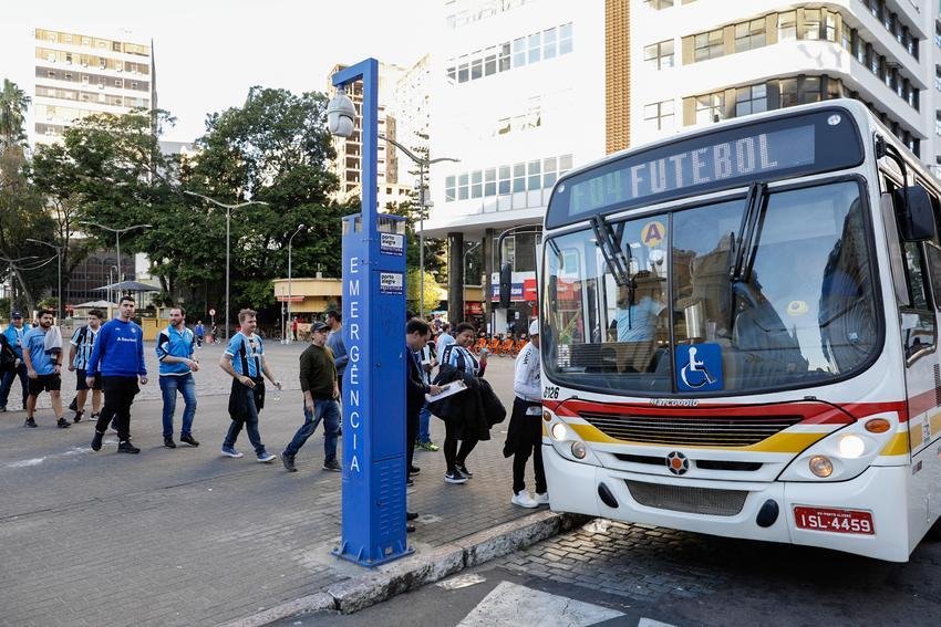 Para o transporte dos torcedores at&eacute; o est&aacute;dio, duas linhas especiais de &ocirc;nibus come&ccedil;am a circular a partir das 8h