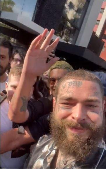 Cantor segurou celular do f&atilde; @daecaua para registrar o momento