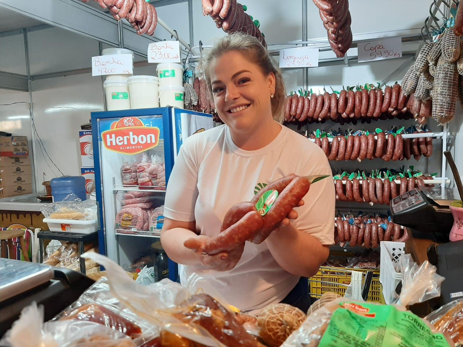 As pe&ccedil;as de salame e lingui&ccedil;a, por exemplo, t&ecirc;m valores que variam de R$ 10 a R$ 30, dependendo do peso e da carne utilizada