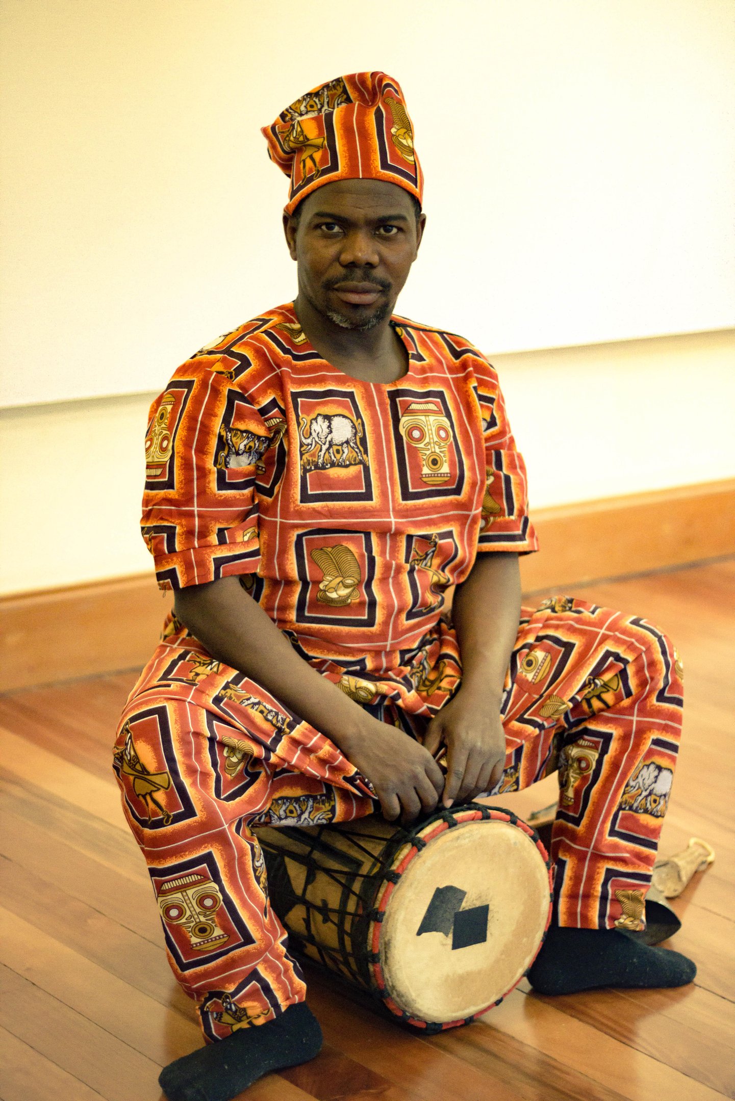 &ldquo;Katchaku katchaka: era uma vez em Odj&eacute;&iuml;dj&eacute;&rdquo; &eacute; protagonizado pelo m&uacute;sico, professor e contador de hist&oacute;rias Loua Pac&ocirc;m Oula&iuml;