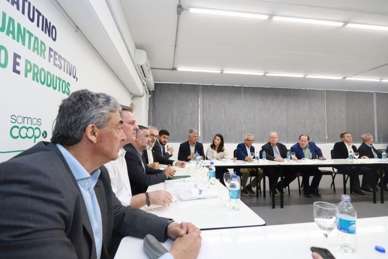 Apresenta&ccedil;&atilde;o das demandas do cooperativismo foi feita no espa&ccedil;o da Ocergs, ao ministro da Agricultura, Carlos F&aacute;varo, na &uacute;ltima quinta-feira, dia 31