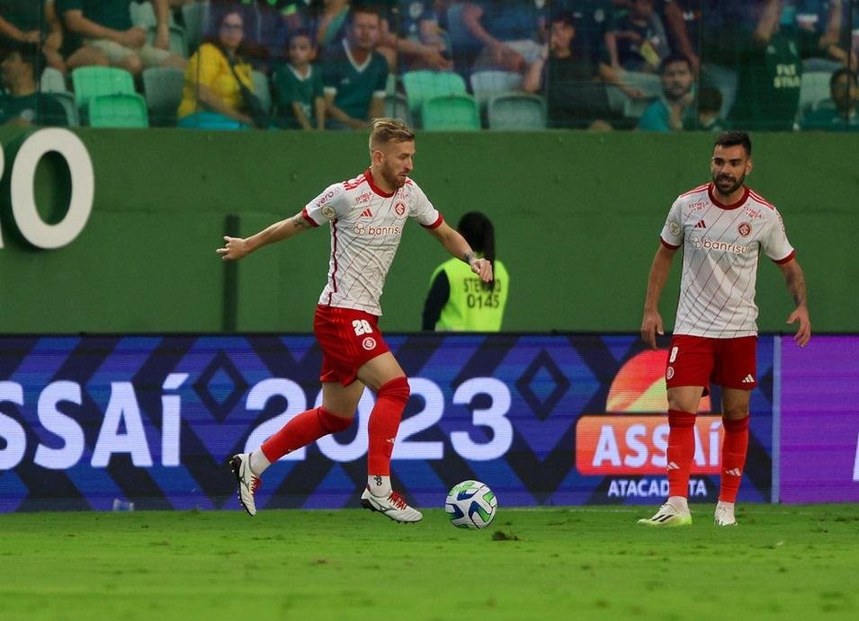Atacante sofreu les&atilde;o em disputa na &aacute;rea