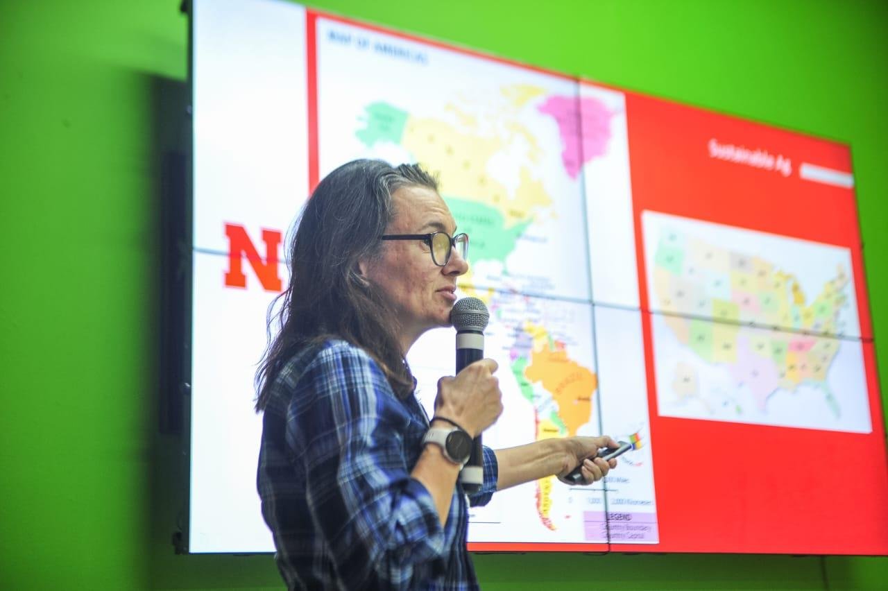 Jennifer abordou agricultura de precis&atilde;o, desafios e oportunidades de gera&ccedil;&atilde;o de renda representados pela ado&ccedil;&atilde;o de boas pr&aacute;ticas agr&iacute;colas