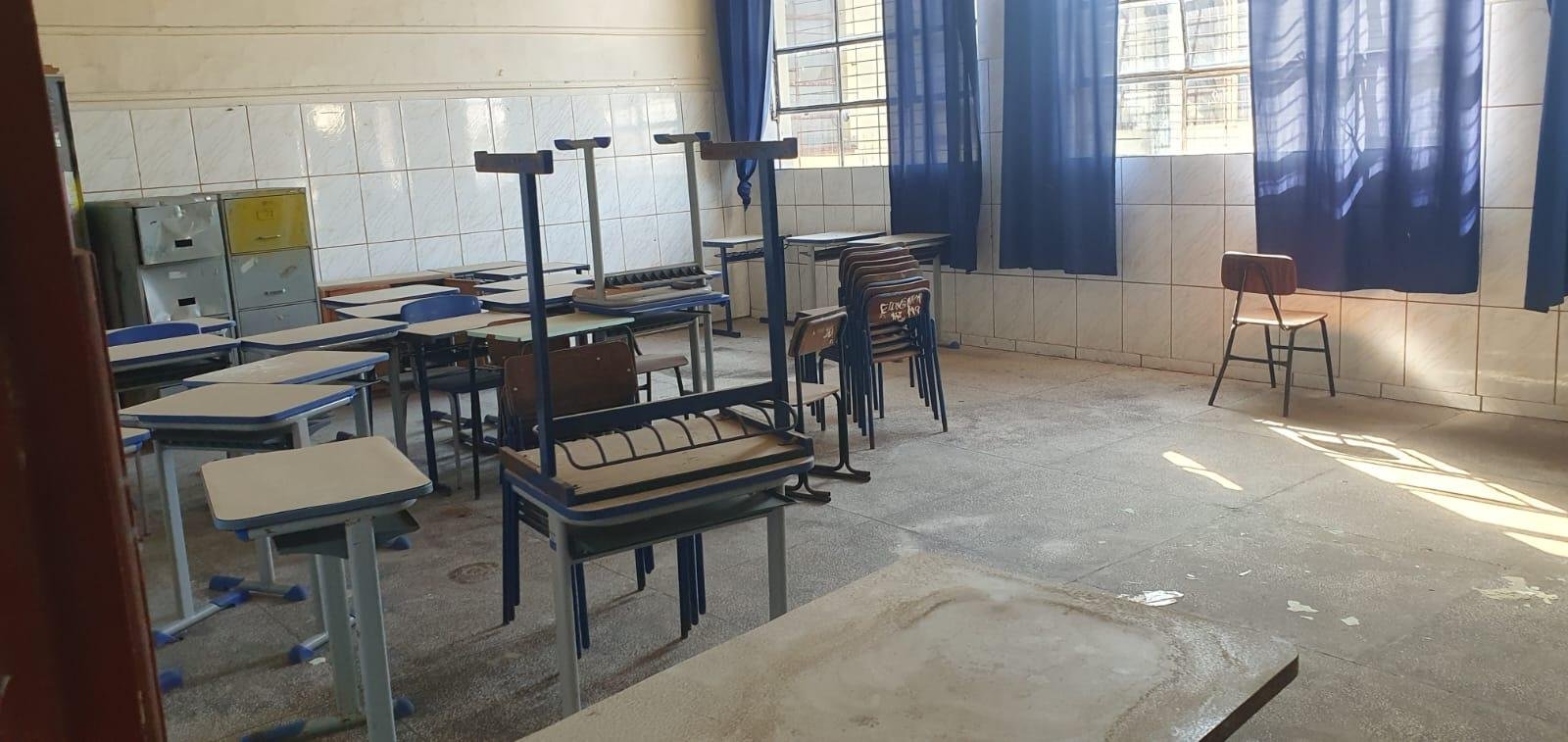 Segundo a diretora, o problema se agrava cada vez mais, com infiltra&ccedil;&otilde;es em dois andares do pr&eacute;dio da escola