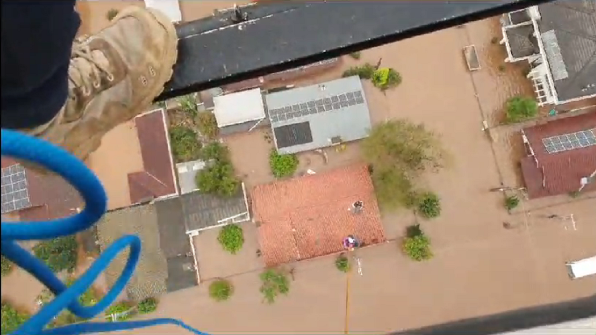 Aeronave da PRF realizou resgate de moradores em Roca Sales