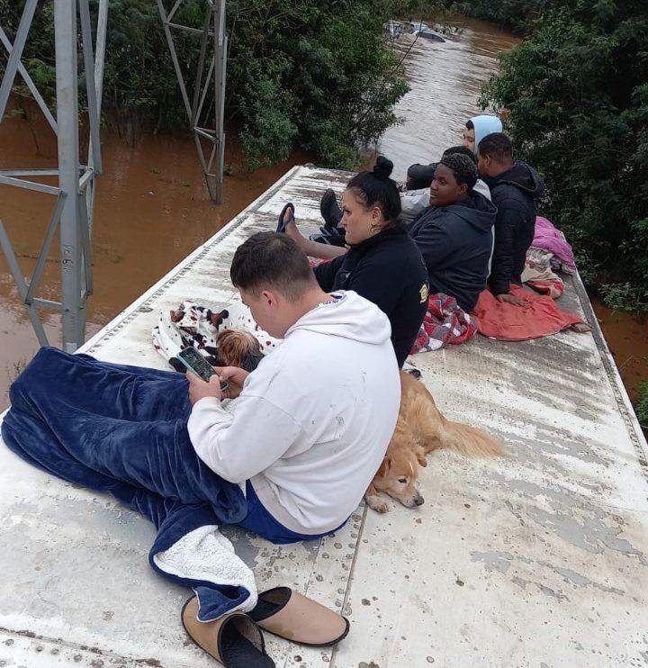 Grupo aguarda resgate no teto do &ocirc;nibus