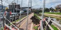Um trecho de 25 metros na avenida Ipiranga, próximo à Silva Só, foi interditado por causa da queda do talude
