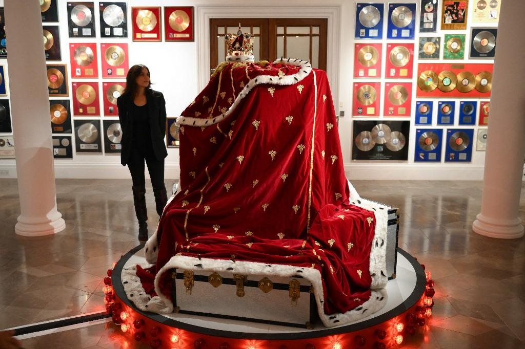 Milhares de itens que pertenceram a Freddie Mercury, como manuscritos, pinturas, m&oacute;veis, discos, objetos pessoais e figurinos de shows, como a coroa e o manto usados em shows