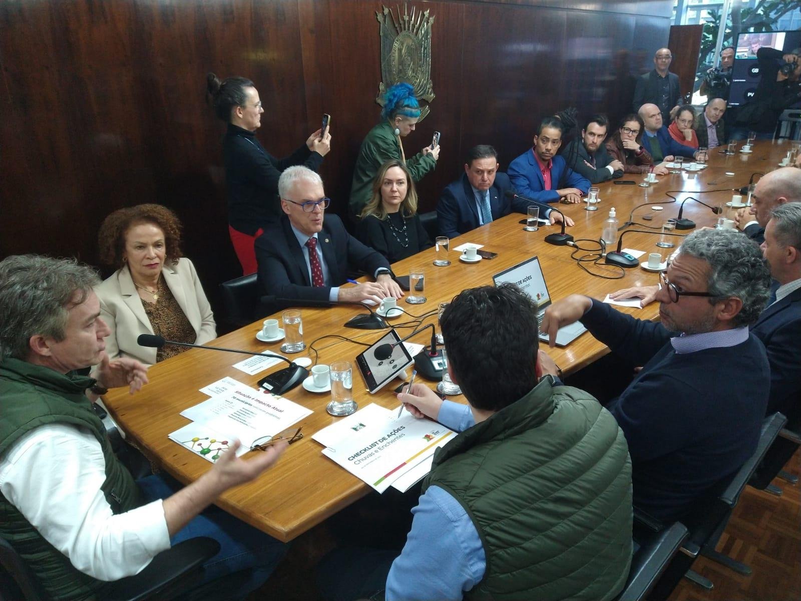 Reuni&atilde;o contou com representantes de todos os poderes e &oacute;rg&atilde;os auton&ocirc;mos