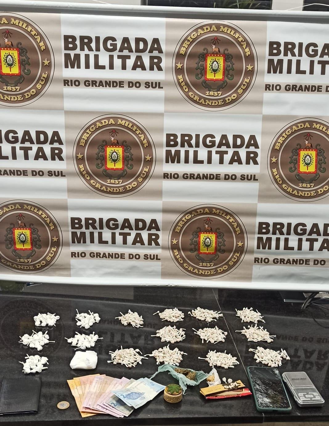 Al&eacute;m das 552 pedras de crack, dupla tamb&eacute;m tinha maconha, coca&iacute;na, dinheiro e celulares