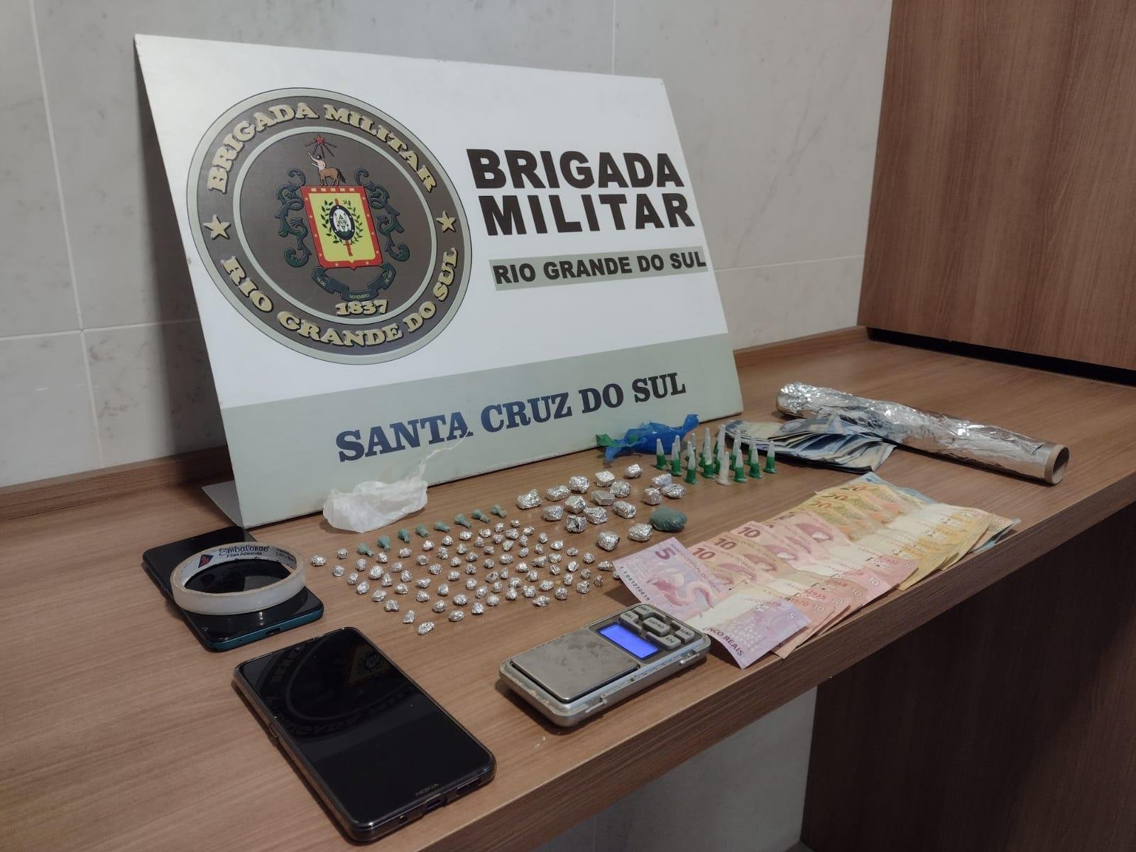 Al&eacute;m das drogas, BM apreendeu balan&ccedil;a de precis&atilde;o, celulares, papel-alum&iacute;nio para embalar os entorpecentes e dinheiro em esp&eacute;cie