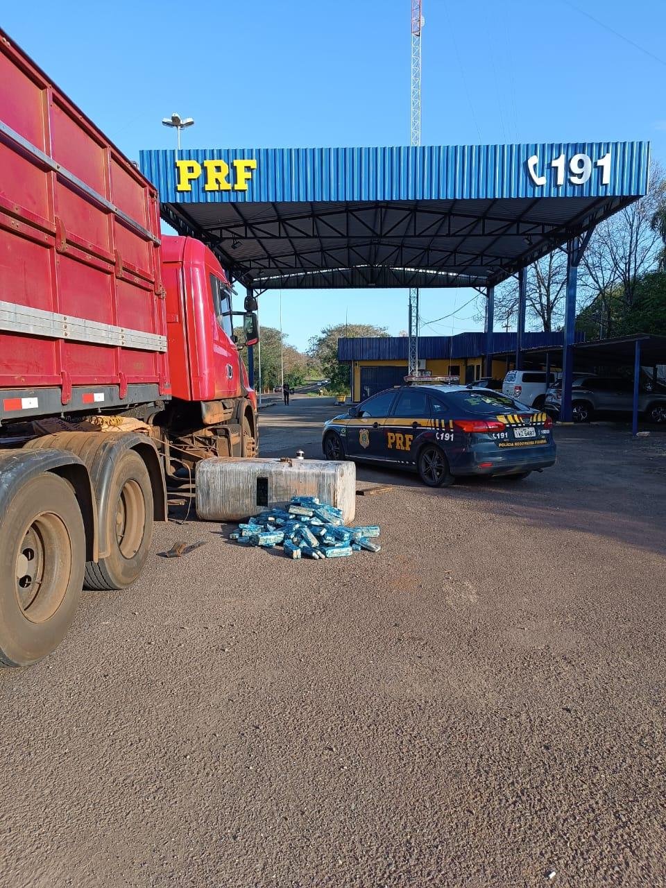Carreta, com placas do Paraguai, transportava cerca de 580 kg de maconha e foi apreendida pela PRF
