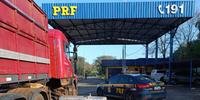 Carreta, com placas do Paraguai, transportava cerca de 580 kg de maconha e foi apreendida pela PRF