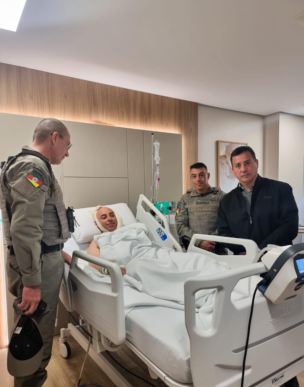 O secret&aacute;rio de Seguran&ccedil;a P&uacute;blica do Rio Grande do Sul, Sandro Caron de Moraes e o Comando da Brigada Militar realizaram uma visita ao sargento no hospital de Lajeado.