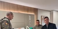 O secretário de Segurança Pública do Rio Grande do Sul, Sandro Caron de Moraes e o Comando da Brigada Militar realizaram uma visita ao sargento no hospital de Lajeado.