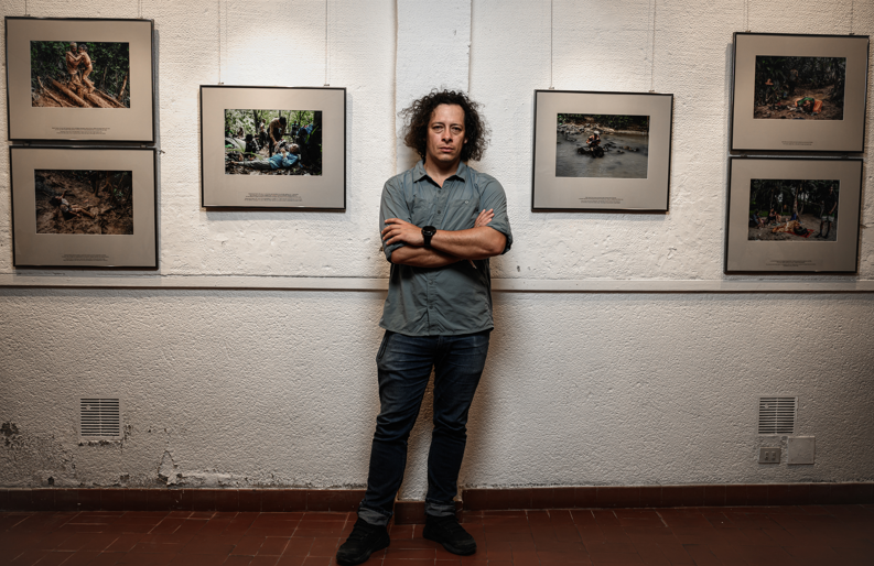 Fot&oacute;grafo colombiano Federico Rios Escobar posa durante uma sess&atilde;o de fotos em seu local de exposi&ccedil;&atilde;o durante o festival "Visa pour l'image" em Perpignan, sudoeste da Fran&ccedil;a. Sua obra ilustra as condi&ccedil;&otilde;es de vida dos migrantes que tentam cruzar a regi&atilde;o de Dari&eacute;n, que liga a Am&eacute;rica do Sul &agrave; Am&eacute;rica do Norte