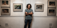 Fotógrafo colombiano Federico Rios Escobar posa durante uma sessão de fotos em seu local de exposição durante o festival 