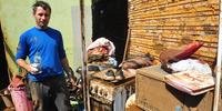 Moradores tentam recuperar pertences em casas destruídas