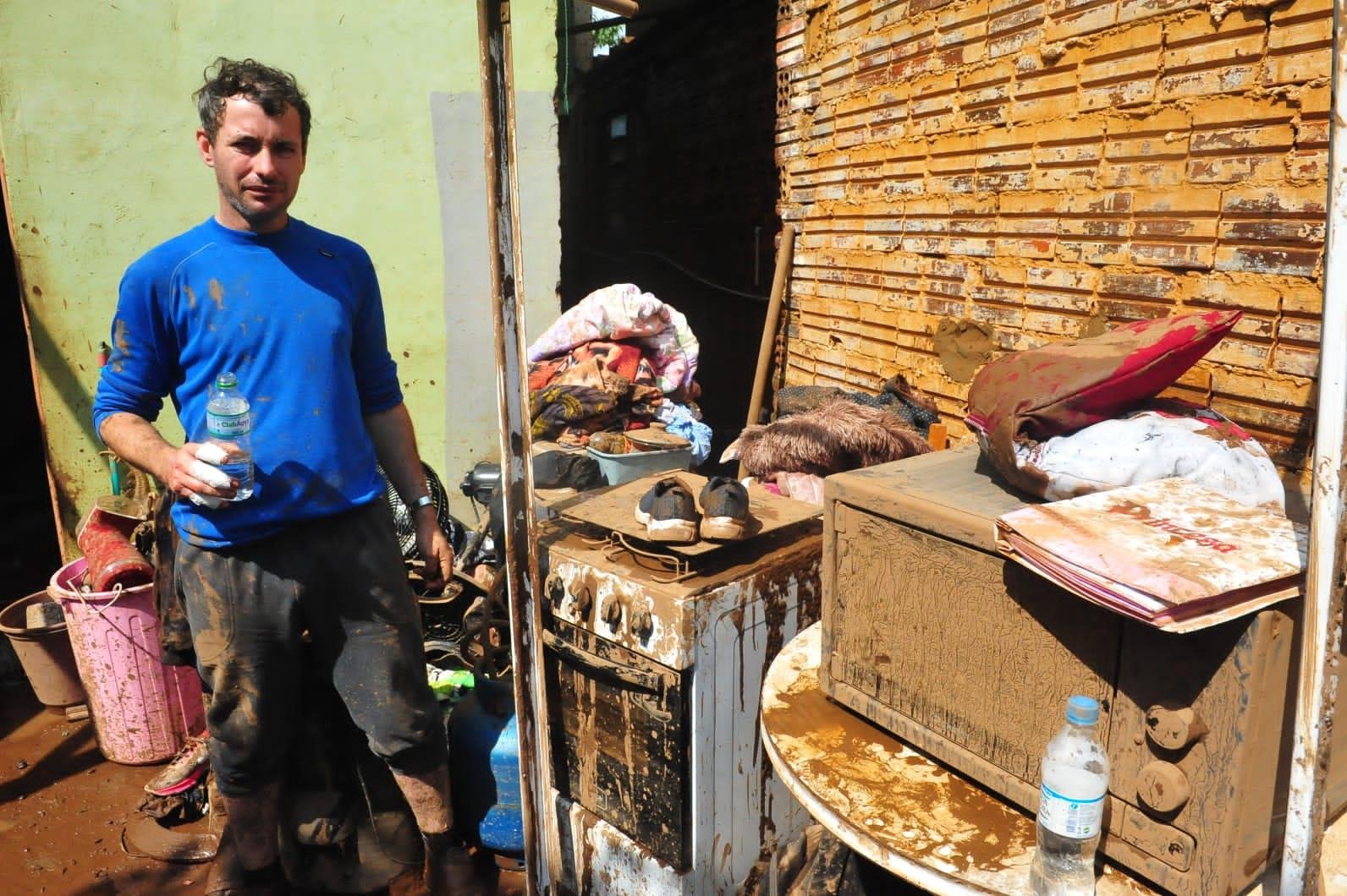 Moradores tentam recuperar pertences em casas destru&iacute;das