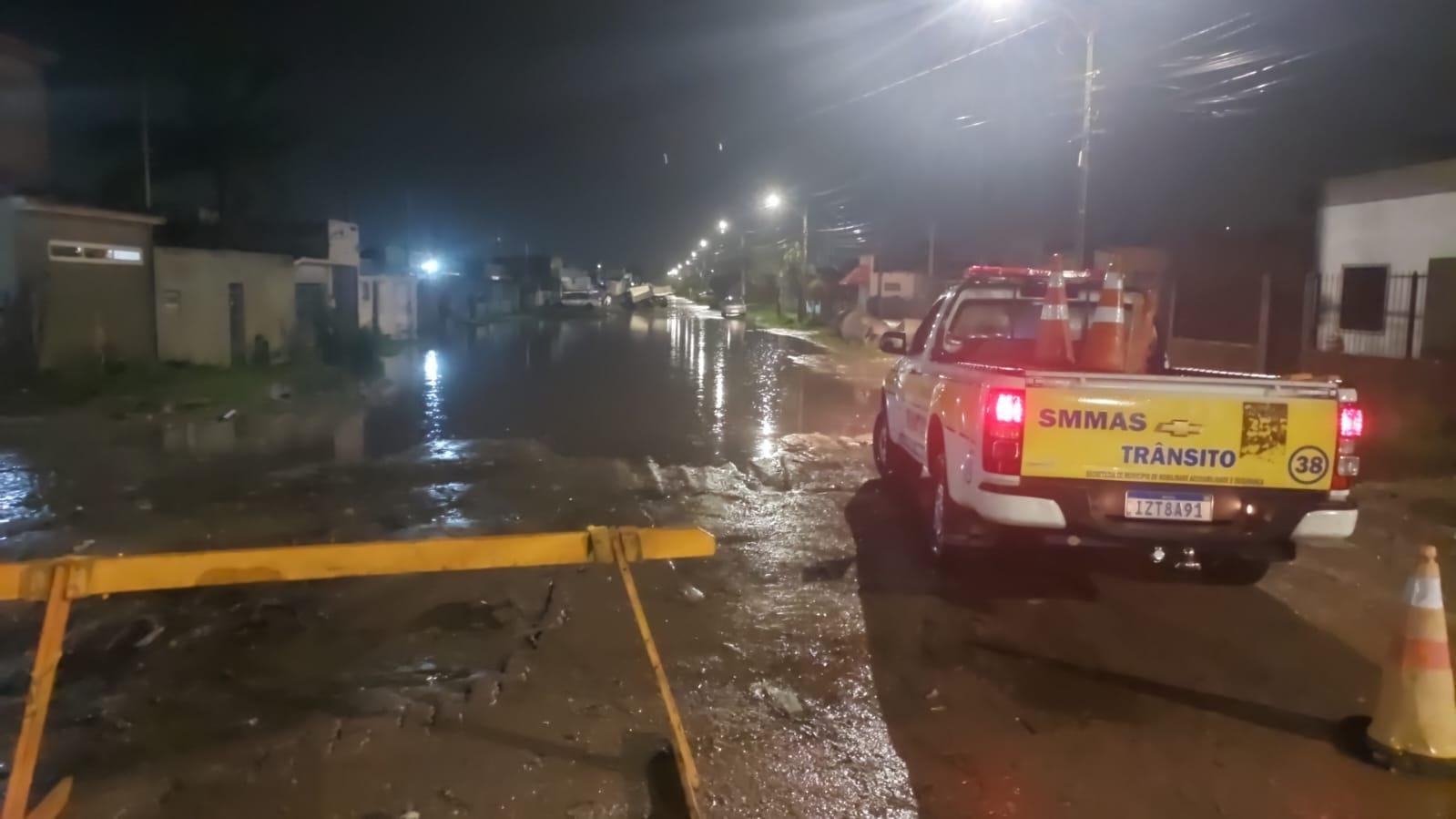 Ruas est&atilde;o intransit&aacute;veis por alagamentos