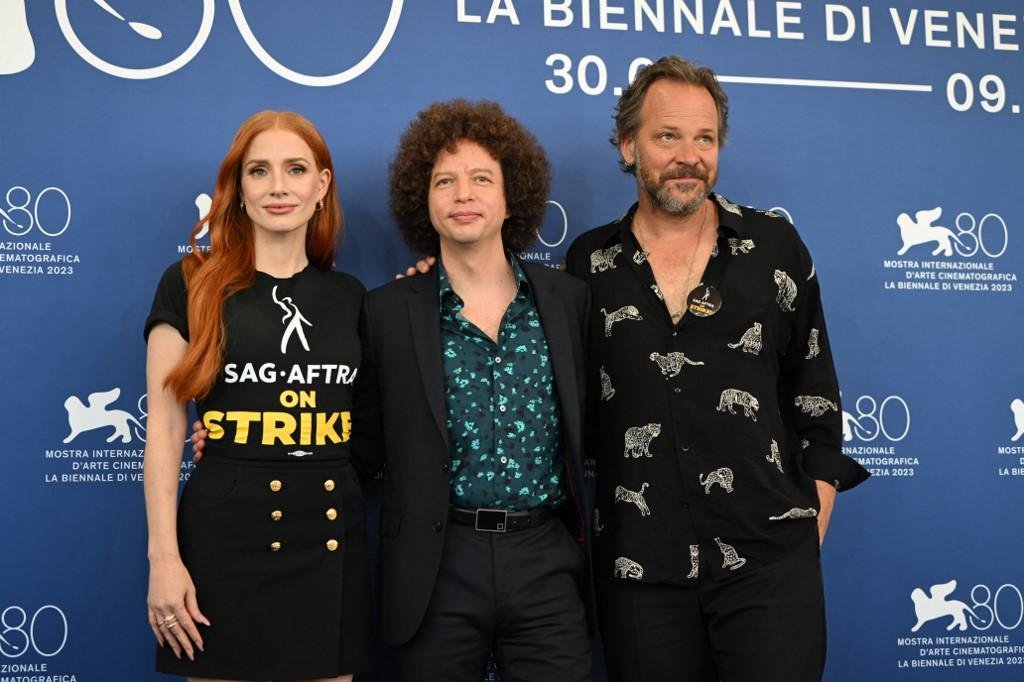 A atriz Jessica Chastain, o diretor mexicano Michel Franco e o ator Peter Sarsgaard  est&atilde;o em Veneza para exibi&ccedil;&atilde;o do filme