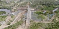 No limite de Dom Pedrito e Lavras do Sul, barragem tem cerca de 60% da construção pronta