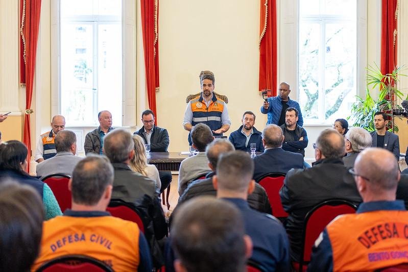 Durante a reuni&atilde;o, o governador afirmou seu compromisso de reconstruir todas as comunidades afetadas pelas enchentes e garantir que as pessoas possam retomar suas vidas