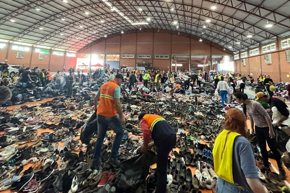 Alunos e equipes cedidas pela Univates ajudam na organiza&ccedil;&atilde;o de doa&ccedil;&otilde;es no Parque do Imigrante, em Lajeado