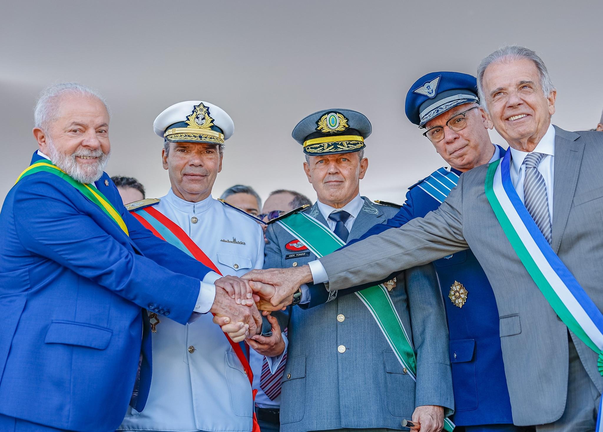 Lula e o ministro da Defesa, Jos&eacute; M&uacute;cio Monteiro (de cinza), junto de representantes das For&ccedil;as Armadas