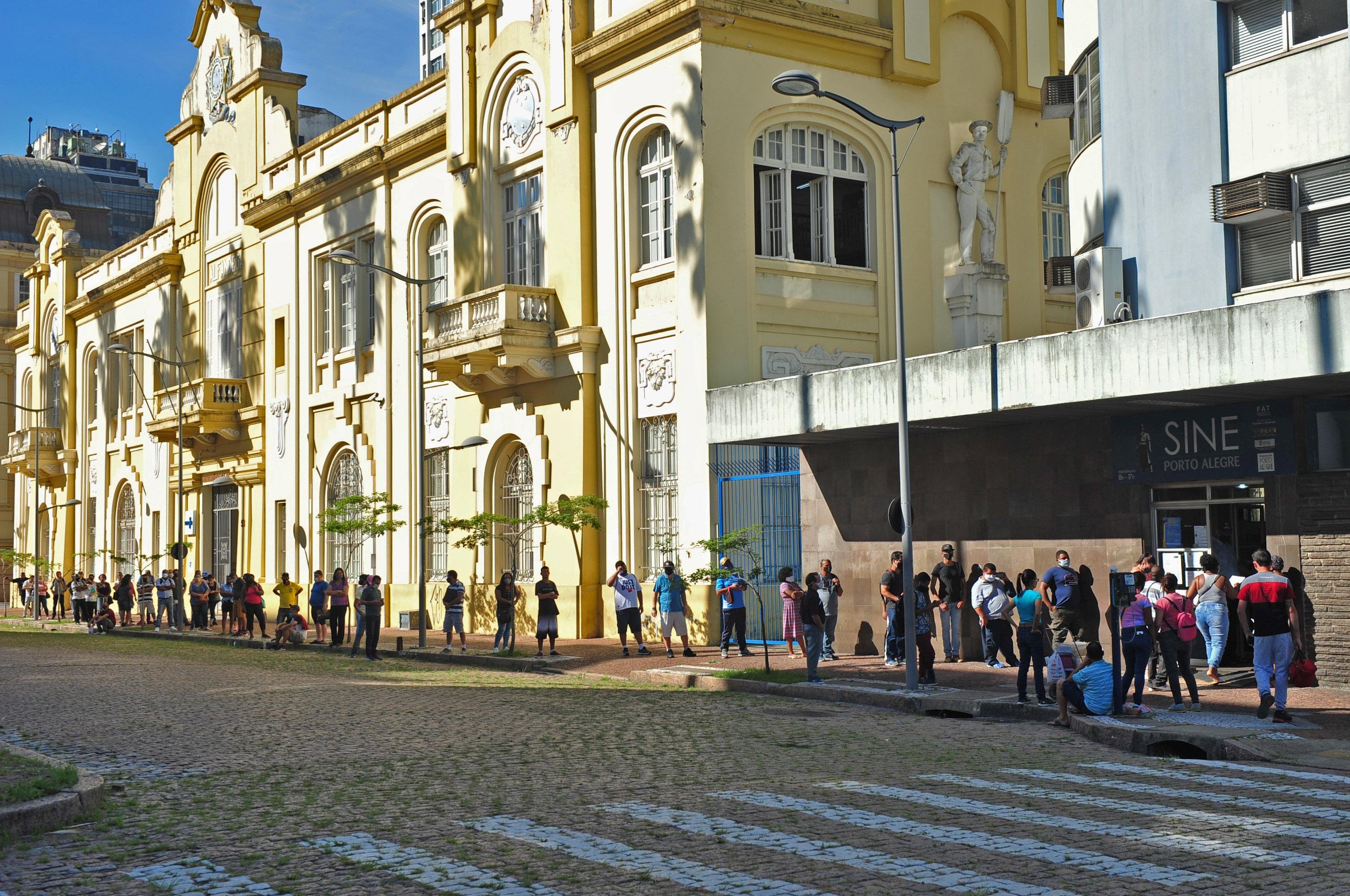 Interessados pode comparecer presencialmente na ag&ecirc;ncia FGTAS/Sine mais pr&oacute;xima