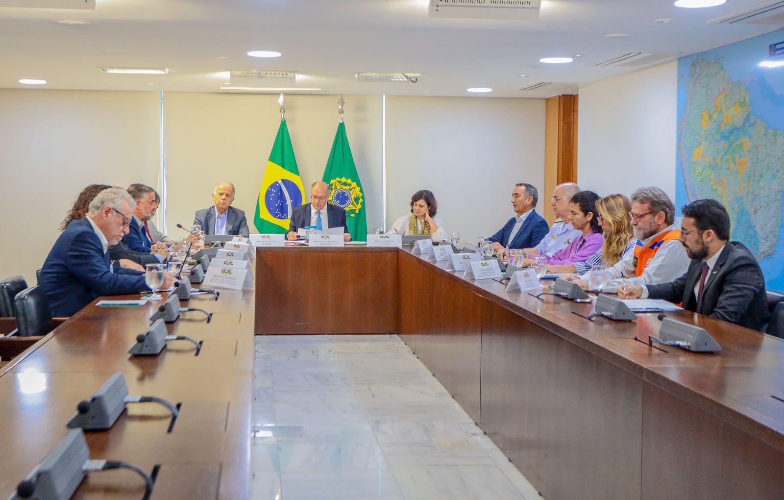 Presidente em exerc&iacute;cio, Geraldo Alckmin coordena reuni&atilde;o com ministros