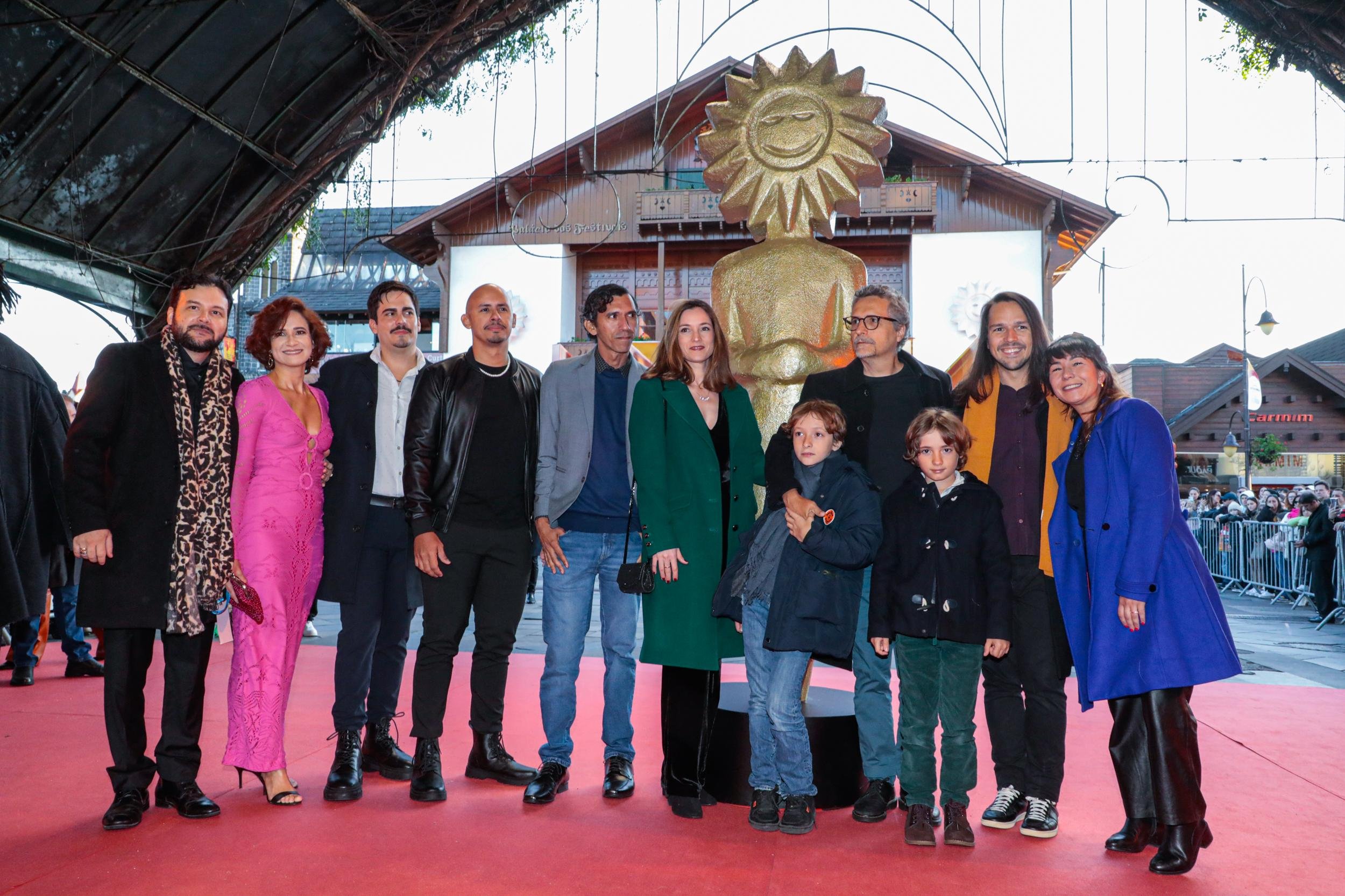 Diretor Kleber Mendon&ccedil;a Filho e a equipe do document&aacute;rio "Retratos Fantasmas" durante o Festival de Gramado, em agosto