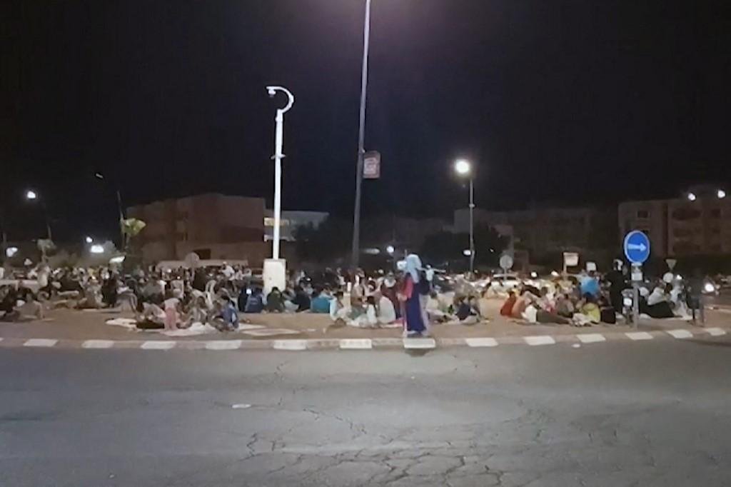 Popula&ccedil;&atilde;o ficou nas ruas com temor de desabamentos