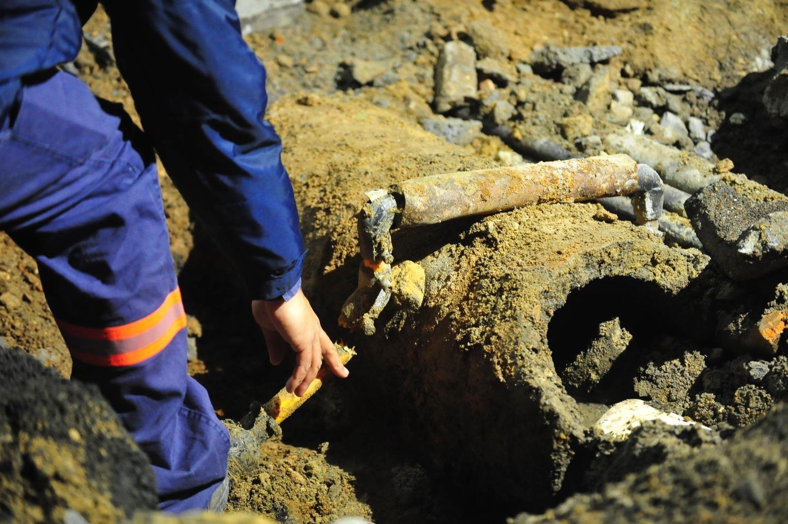 Cano de g&aacute;s foi rompido em obra de escava&ccedil;&atilde;o em cal&ccedil;ada da Dr. Flores, no Centro Hist&oacute;rico de Porto Alegre