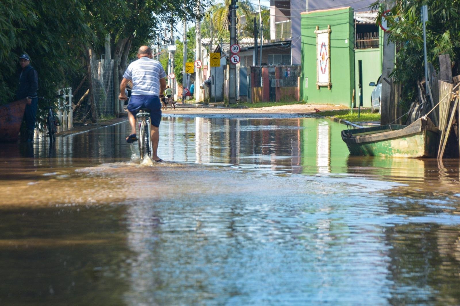 Apesar do recuo das &aacute;guas, alguns pontos de alagamentos ainda geram desafios para os moradores