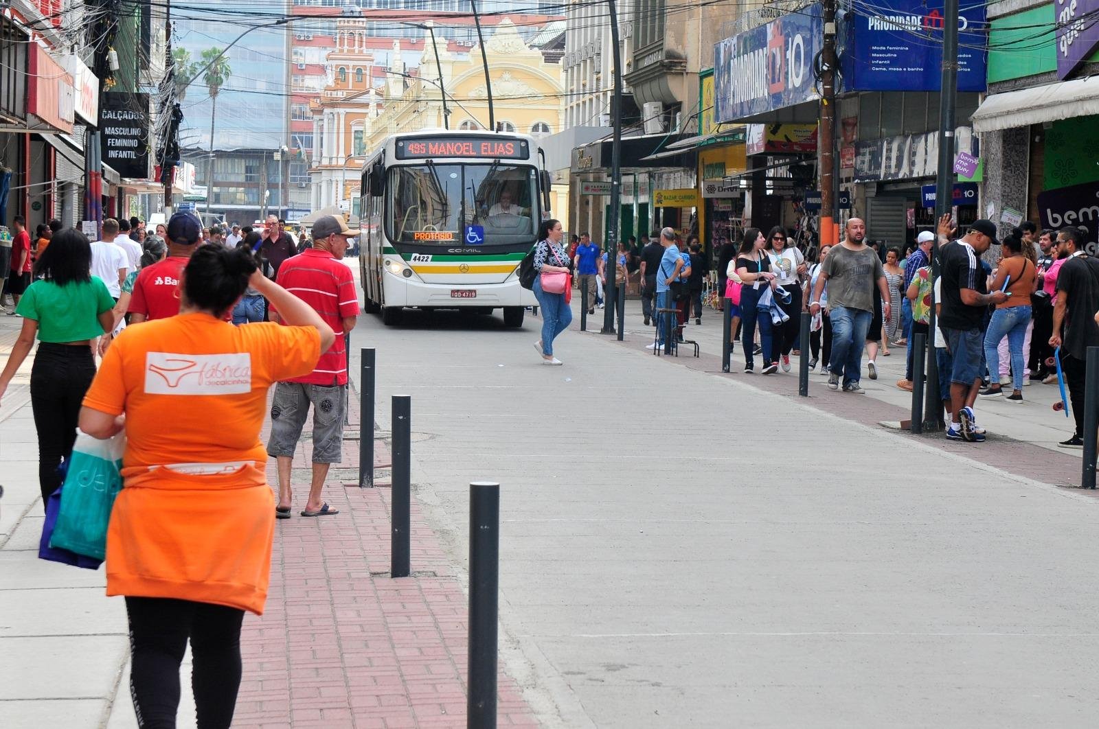 Duas quadras da rua Volunt&aacute;rios da P&aacute;tria foram liberadas e &ocirc;nibus retornaram para os terminais de origem