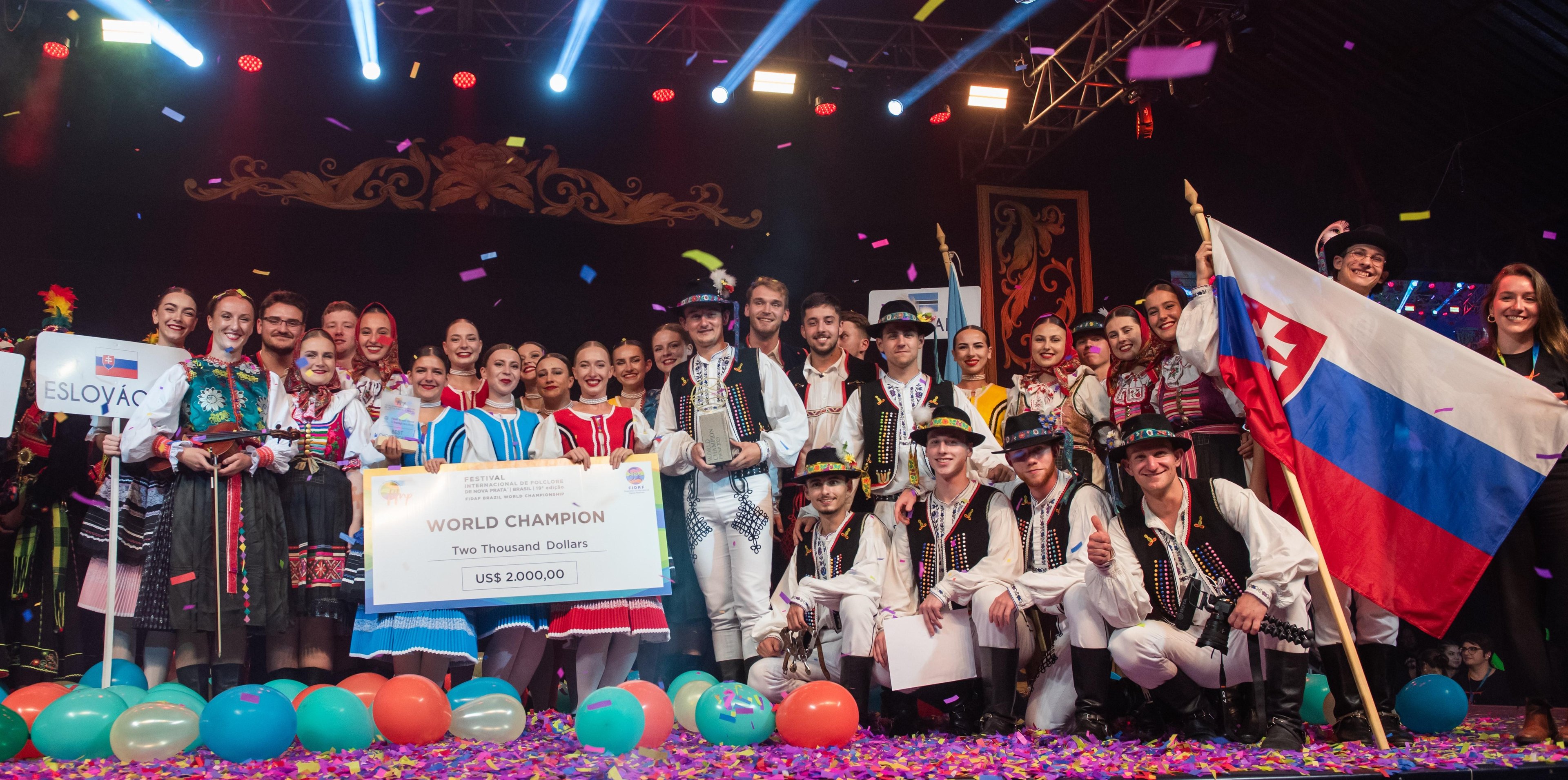 Grupo campe&atilde;o no festival