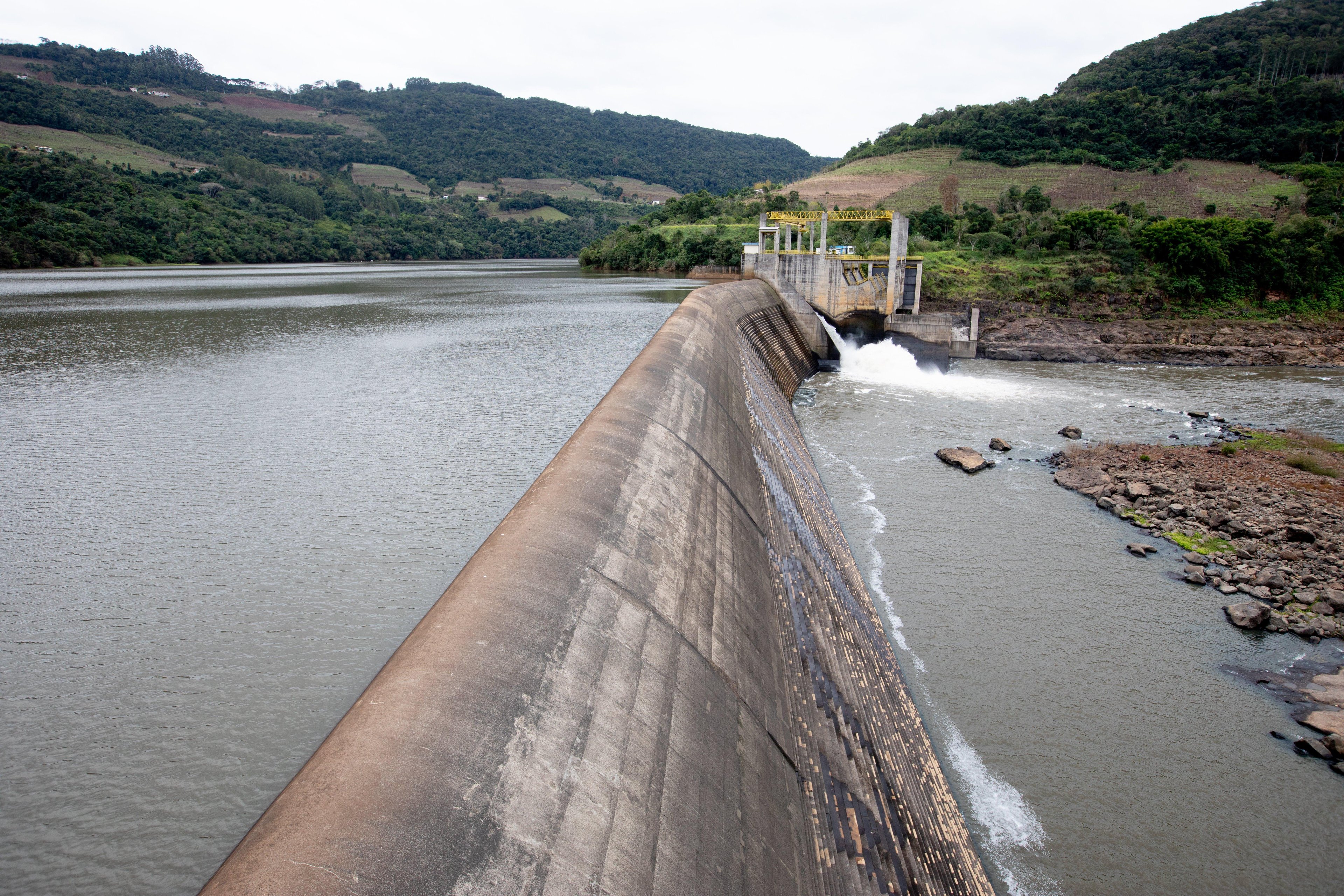 As barragens do Rio das Antas n&atilde;o tem capacidade de regular o fluxo da &aacute;gua, pois possuem vertedouro do tipo soleira livre e tem a caracter&iacute;stica a 'fio d&rsquo;&aacute;gua'