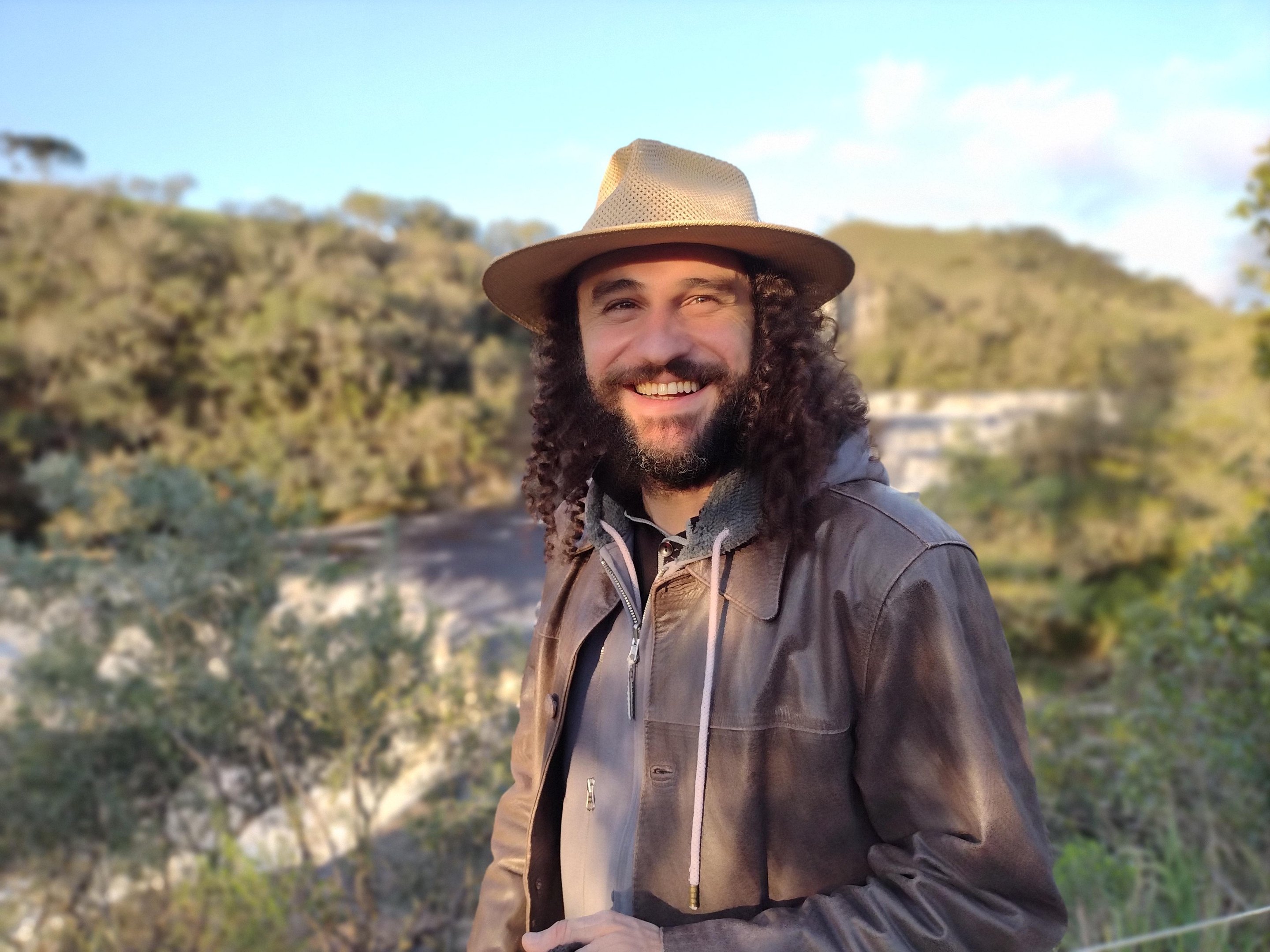 Zelito Ramos, cantautor e multi-instrumentista, se apresenta no sarau