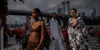 Modelos apresentam em desfile criações do fashion designer Michael Kors