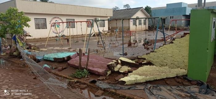 Em Cruzeiro do Sul, escolas foram destru&iacute;das pelas fortes chuvas