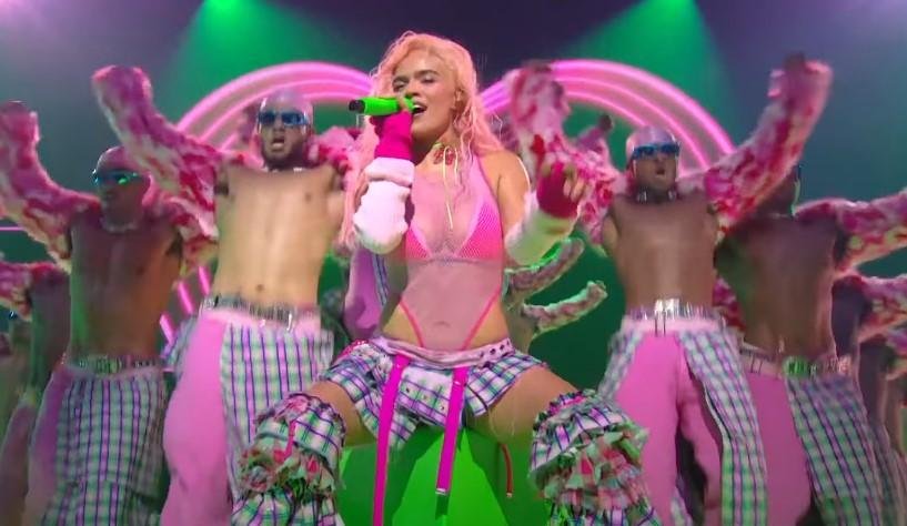 A colombiana Karol G em apresenta&ccedil;&atilde;o na premia&ccedil;&atilde;o da m&uacute;sica