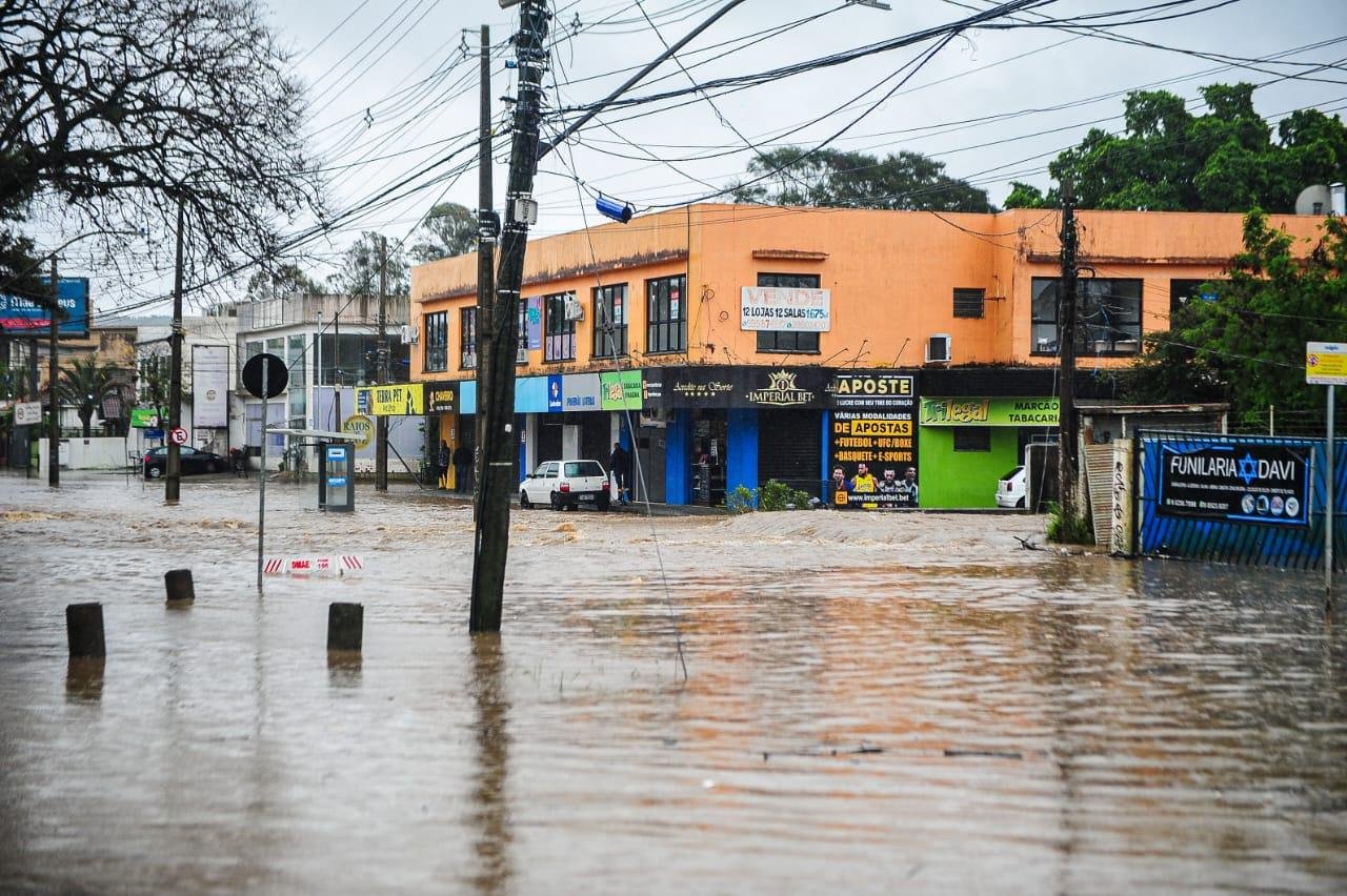 O grande volume de &aacute;gua acumulado na avenida Tramanda&iacute; impede o tr&acirc;nsito de pessoas e ve&iacute;culos pela regi&atilde;o