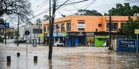 O grande volume de água acumulado na avenida Tramandaí impede o trânsito de pessoas e veículos pela região