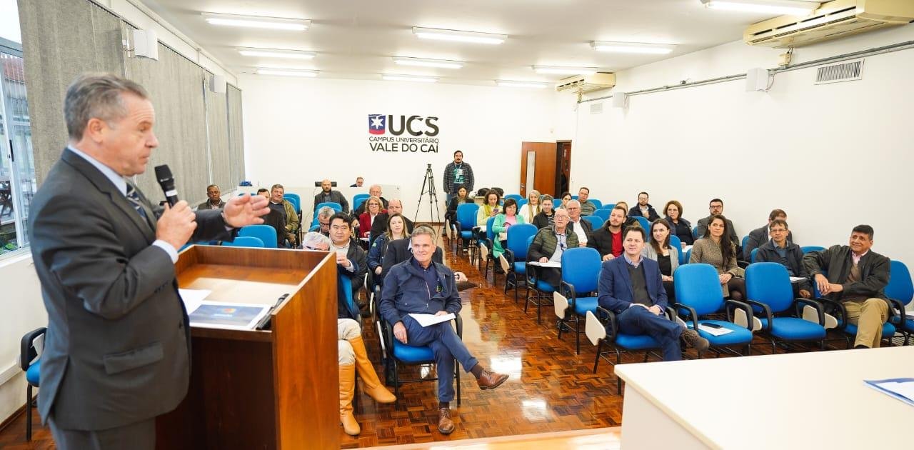 Presidente do TCE-RS esteve em encontro com prefeitos do Vale do Ca&iacute; nesta quarta-feira