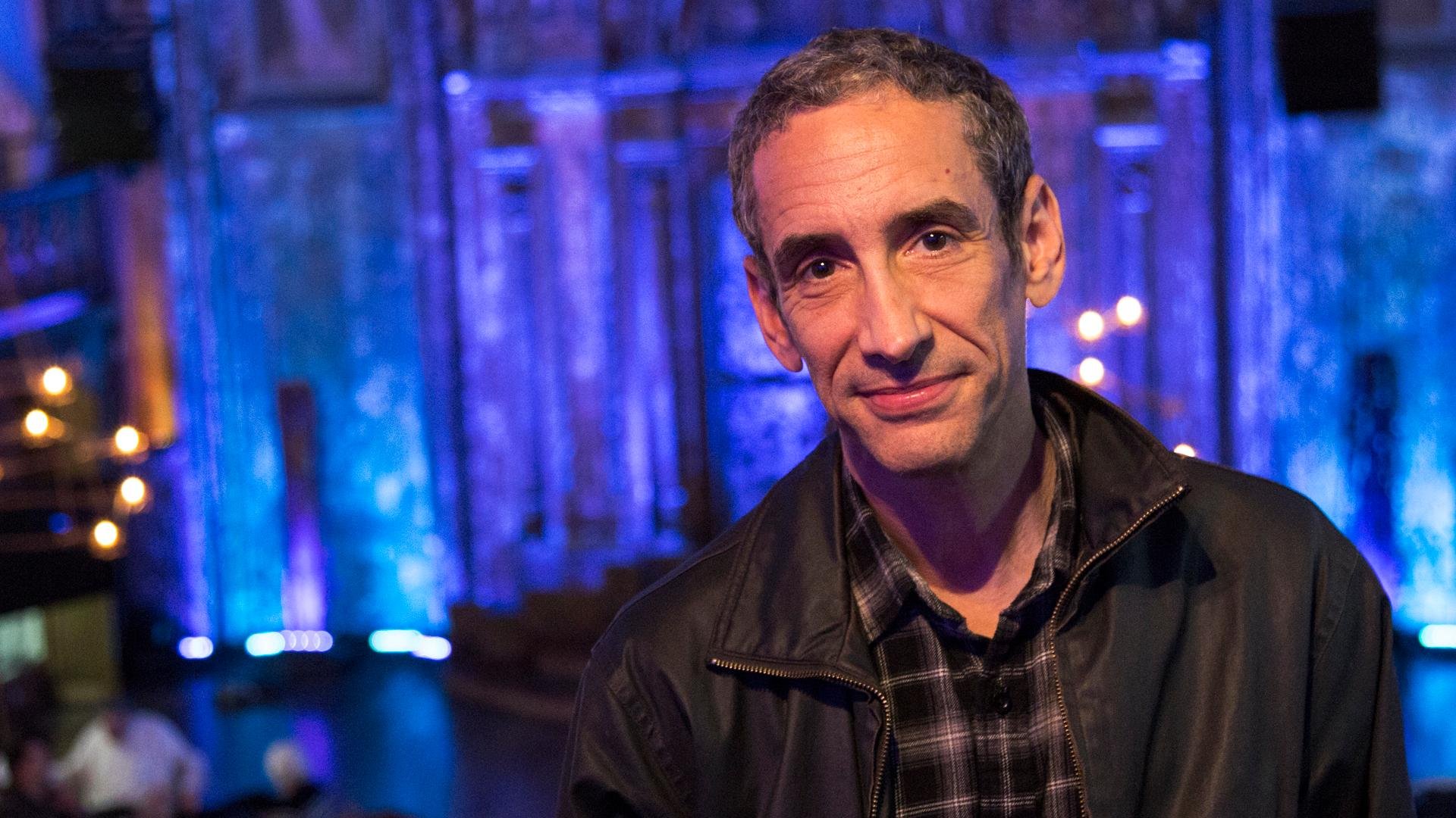 Intelectual multim&iacute;dia, Douglas Rushkoff pesquisa como diferentes ambientes tecnol&oacute;gicos mudam as rela&ccedil;&otilde;es humanas